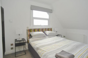 Loft Apartment with Parking, walk to shops & bars